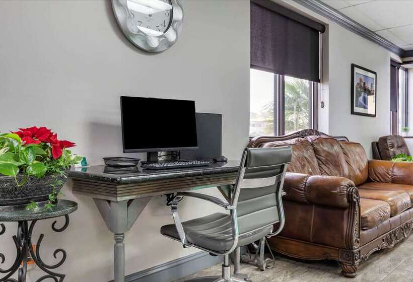 هتل Quality Inn & Suites Ft. Jackson Maingate