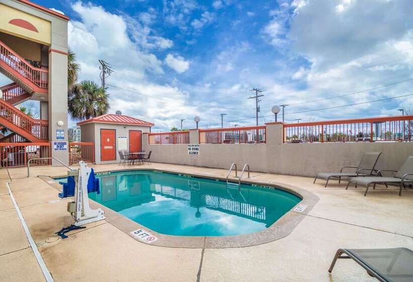 هتل Quality Inn & Suites Ft. Jackson Maingate