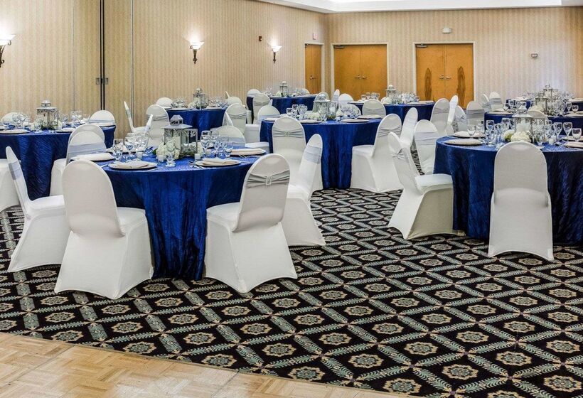 בית מלון כפרי Quality Suites Lake Wright  Norfolk Airport