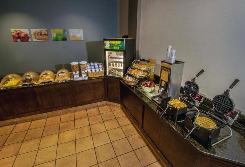 בית מלון כפרי Quality Suites Lake Wright  Norfolk Airport