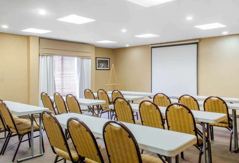 Отель Spark By Hilton Montgomery Eastchase