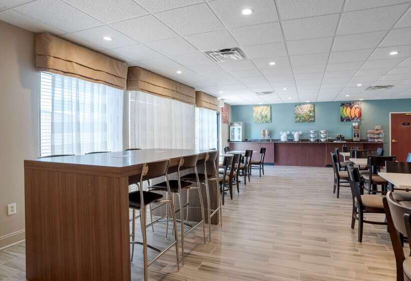 בית מלון כפרי Sleep Inn & Suites Auburn Campus Area I85