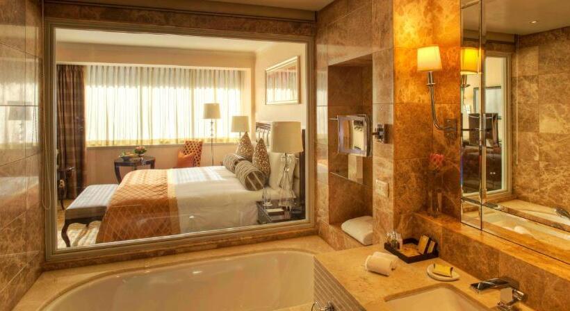 בית מלון כפרי Taj Cape Town