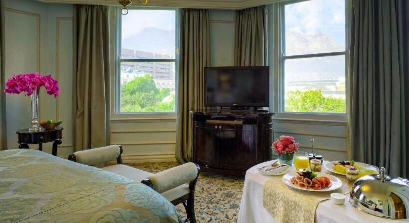 בית מלון כפרי Taj Cape Town