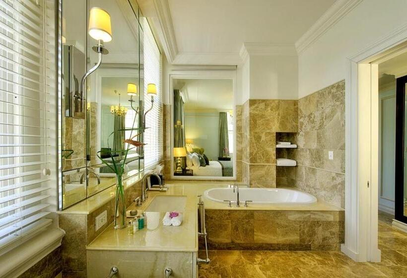 בית מלון כפרי Taj Cape Town