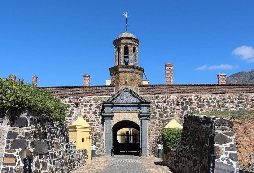 בית מלון כפרי Taj Cape Town