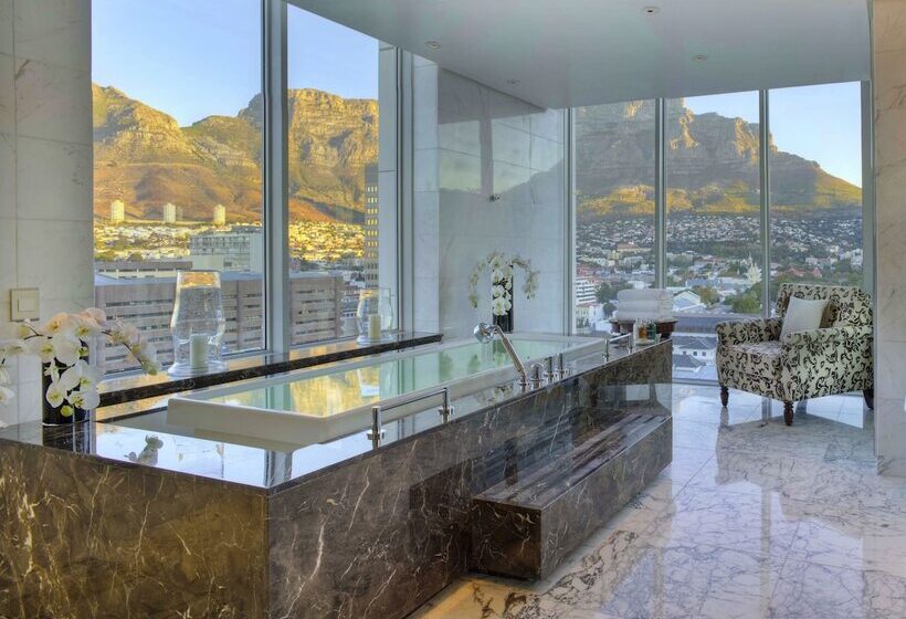 בית מלון כפרי Taj Cape Town