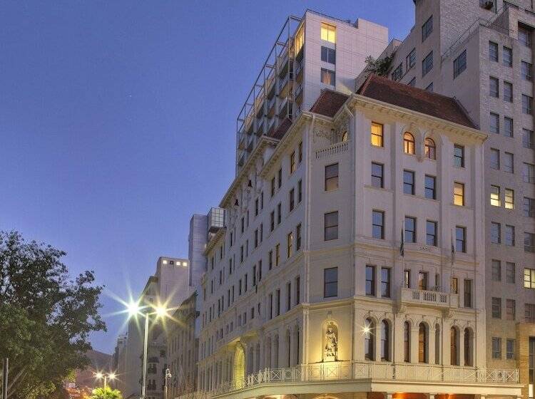 בית מלון כפרי Taj Cape Town