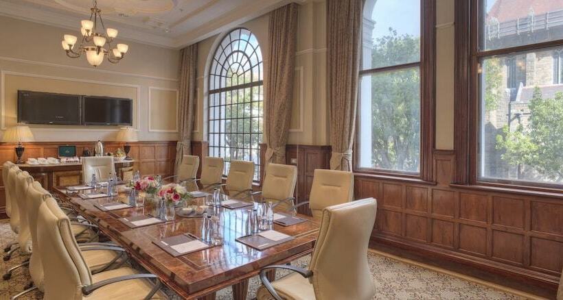 בית מלון כפרי Taj Cape Town