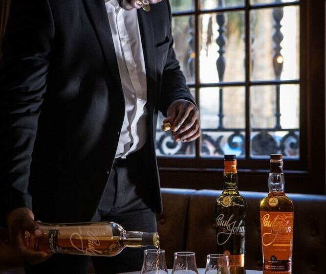 בית מלון כפרי Taj Cape Town