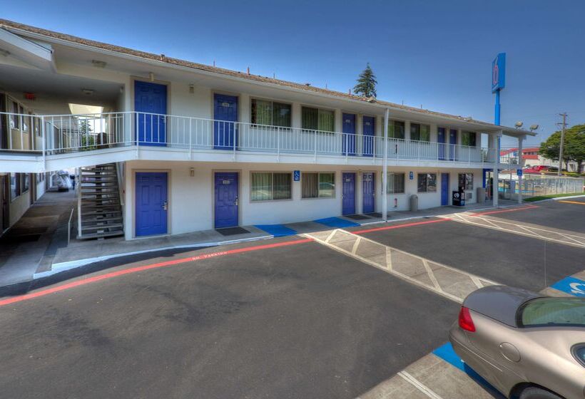 Motel 6tigard, Or  Portland South  Lake Oswego