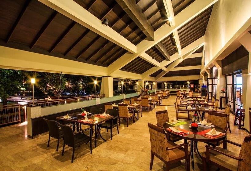 호텔 The Nouveau Chumphon Beach Resort And Golf