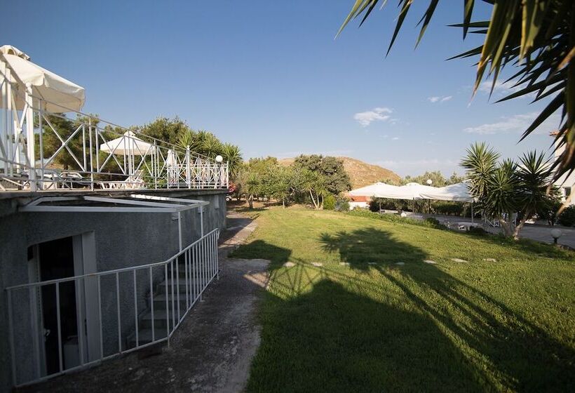 Akti Hotel & Apartments