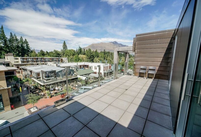 Nomads Queenstown Hostel