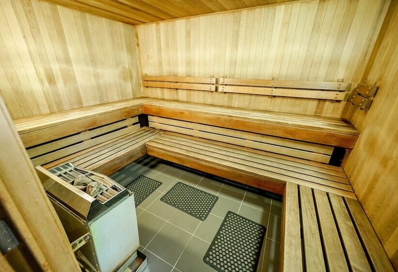 Nomads Queenstown Hostel