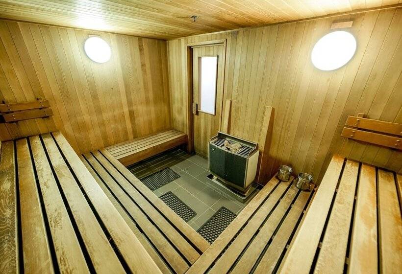 Nomads Queenstown Hostel