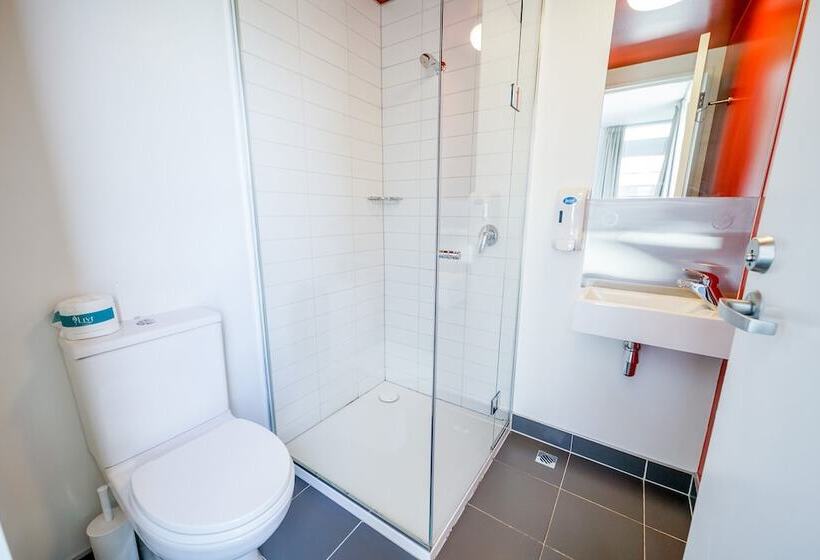 Nomads Queenstown Hostel