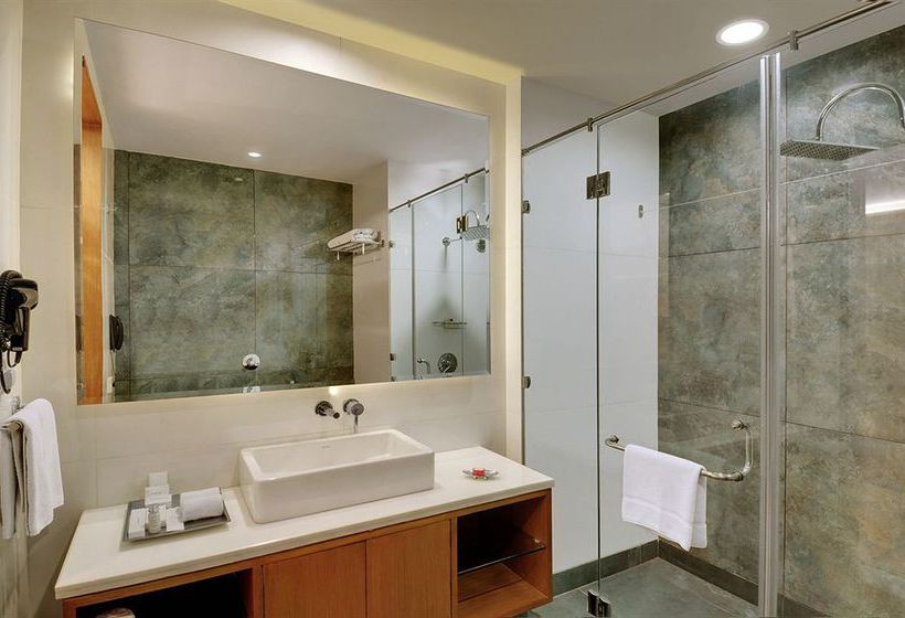 Hotel 32nd Milestone