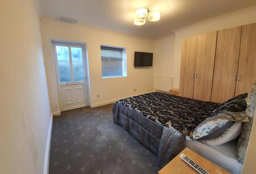 Отель Bourne Hall