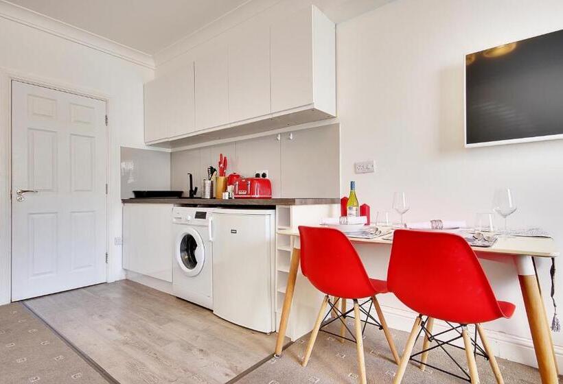 Отель Bourne Hall