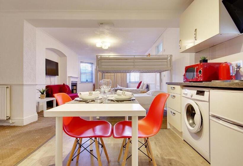 Отель Bourne Hall