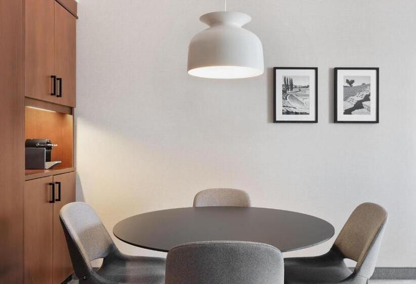 ホテル Courtyard By Marriott Basel