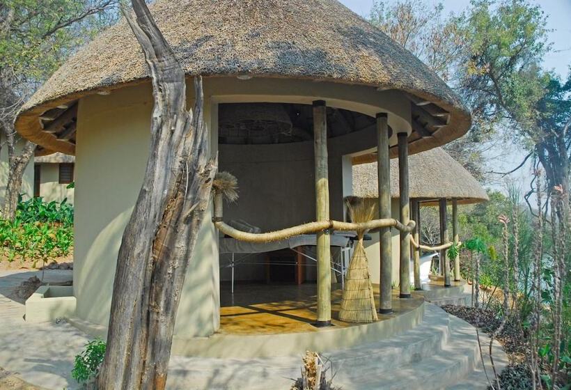 בית מלון כפרי Divava Okavango Resort & Spa