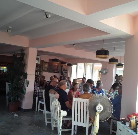 בית מלון כפרי Gaffinos Beach Resort