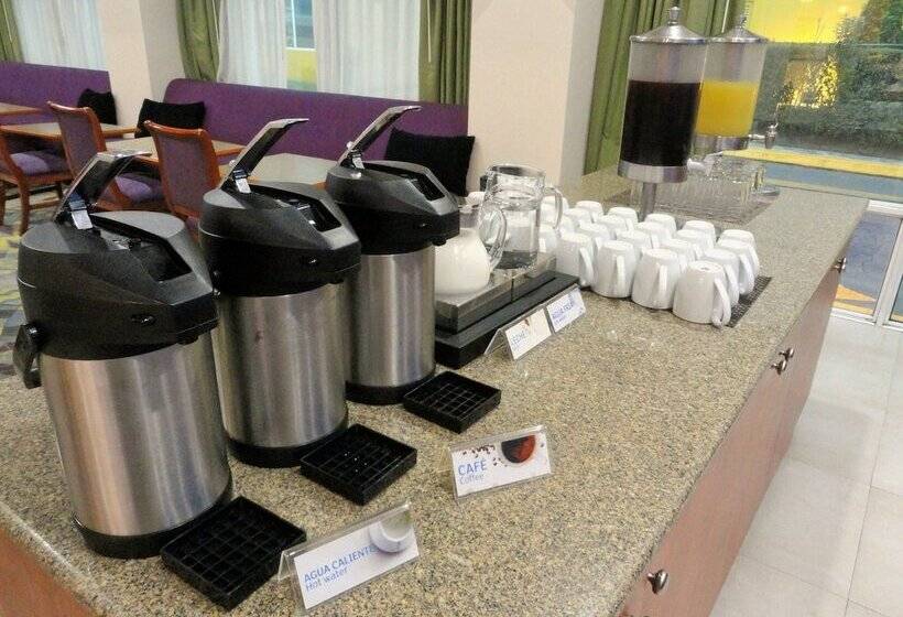 فندق Holiday Inn Express & Suites Toluca Zona Aeropuerto, An Ihg