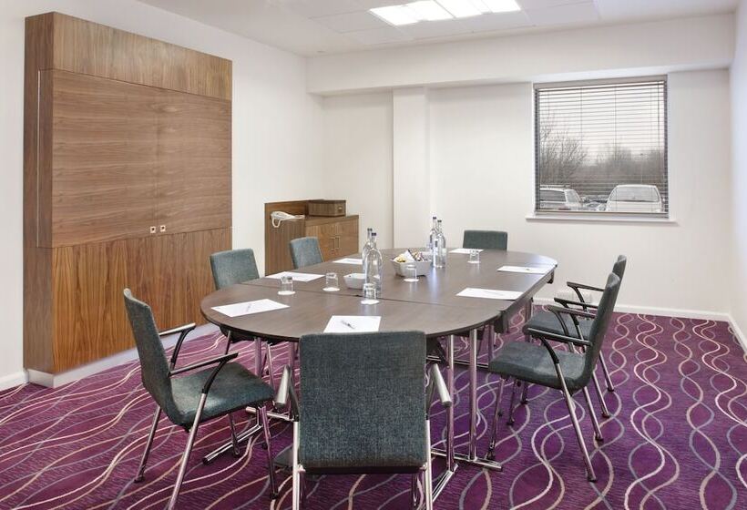 Отель Holiday Inn Express Tamworth By Ihg