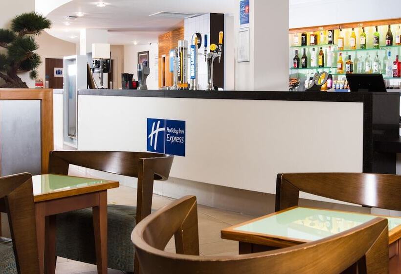 Отель Holiday Inn Express Tamworth By Ihg