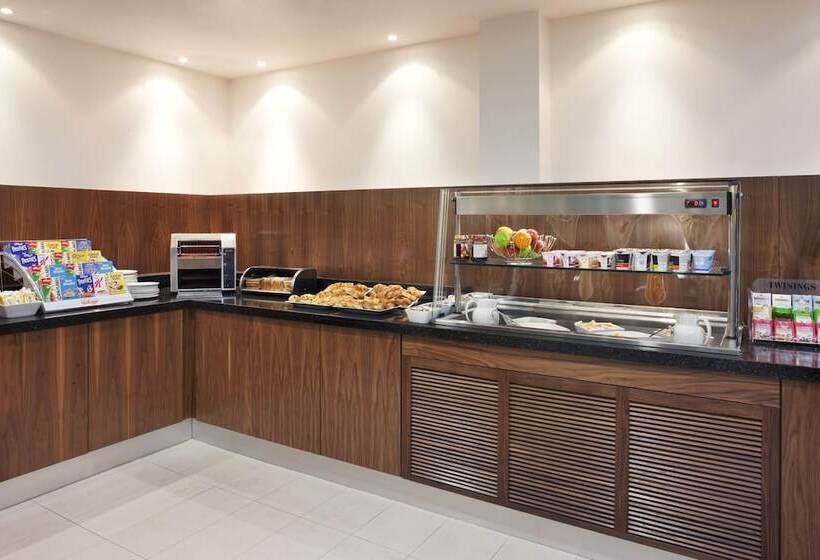 Отель Holiday Inn Express Tamworth By Ihg