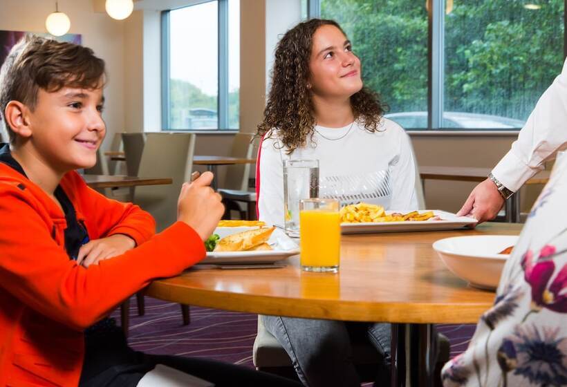 Отель Holiday Inn Express Tamworth By Ihg