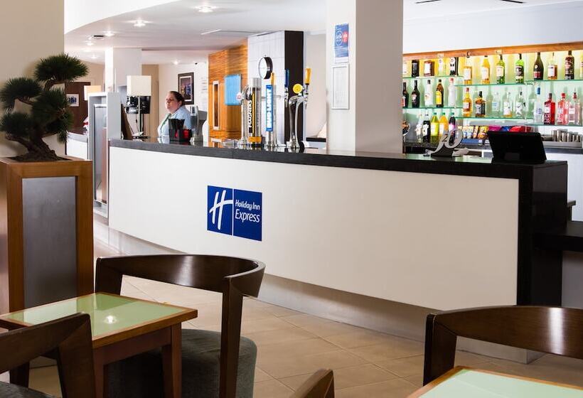Отель Holiday Inn Express Tamworth By Ihg