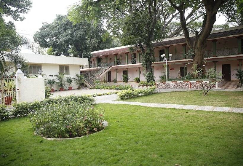 Отель Jayamahal Palace