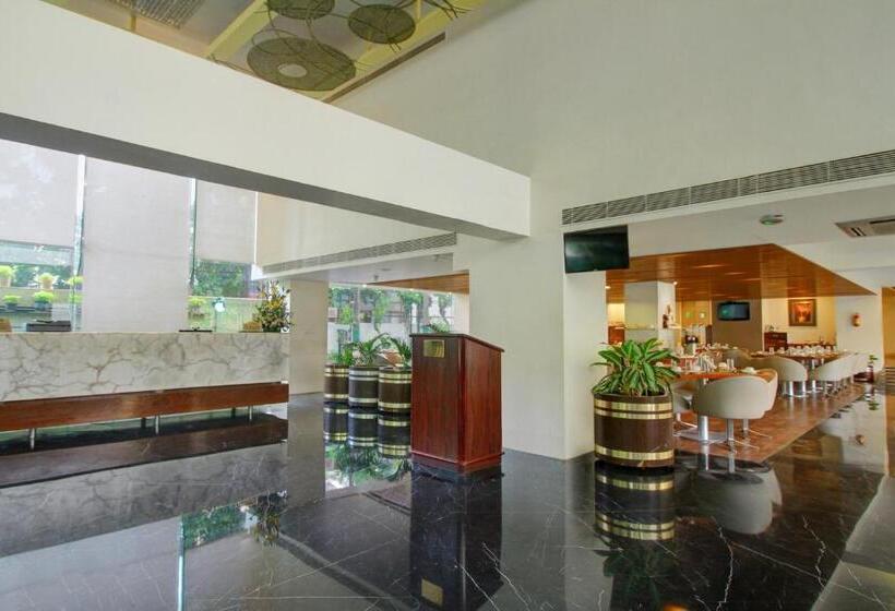 호텔 Monarch Luxur Infantry Road