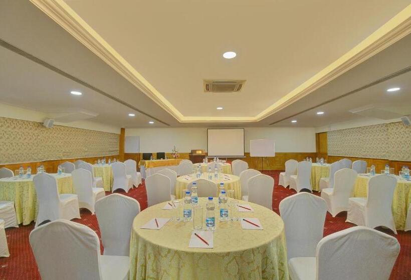 호텔 Monarch Luxur Infantry Road