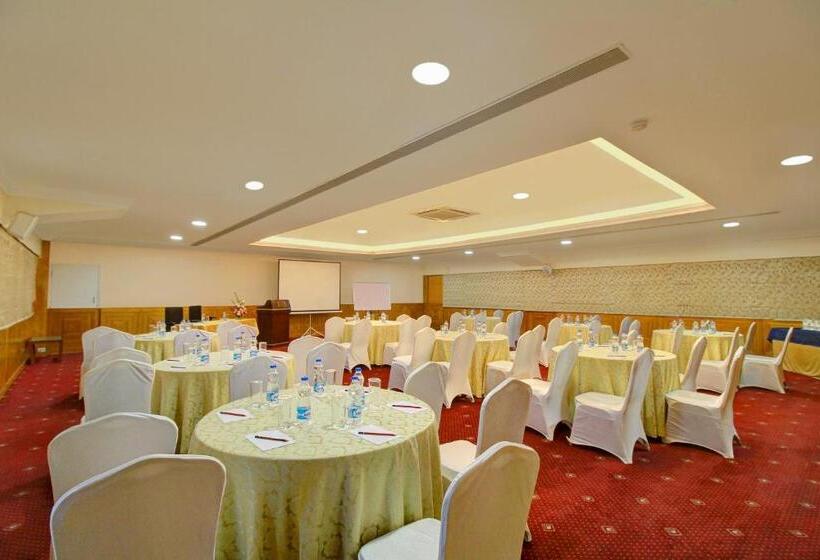 호텔 Monarch Luxur Infantry Road