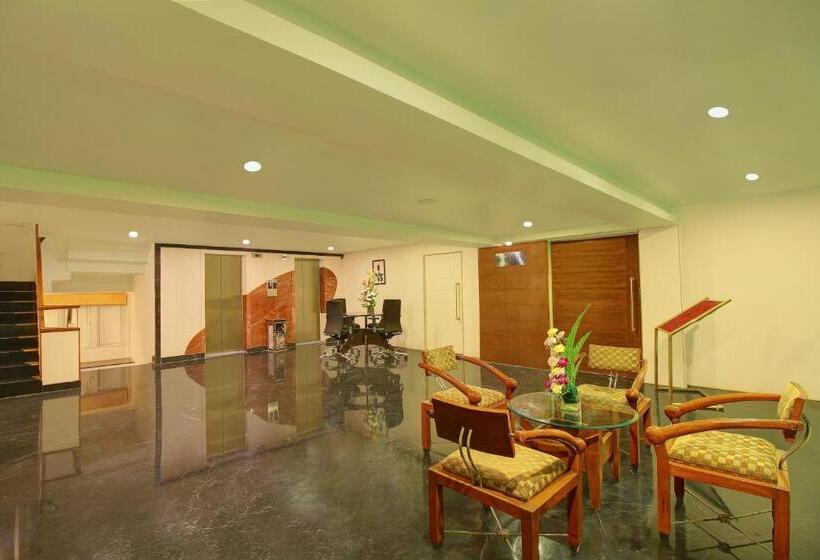 호텔 Monarch Luxur Infantry Road