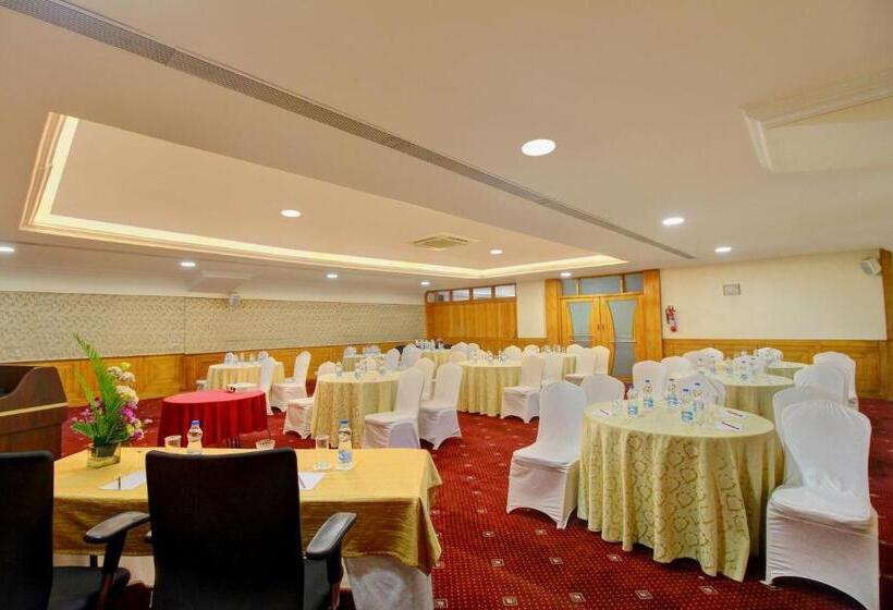 호텔 Monarch Luxur Infantry Road