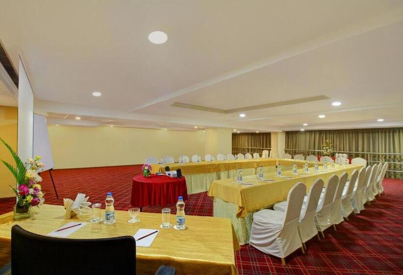 호텔 Monarch Luxur Infantry Road