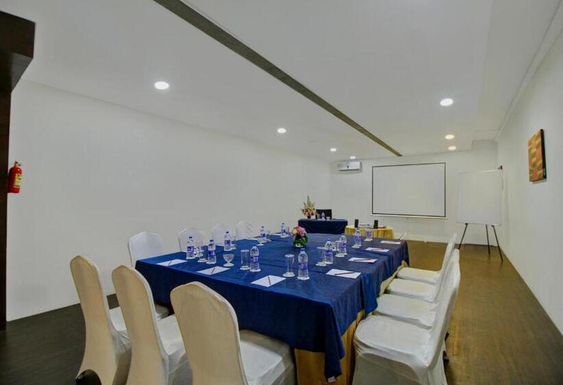 호텔 Monarch Luxur Infantry Road