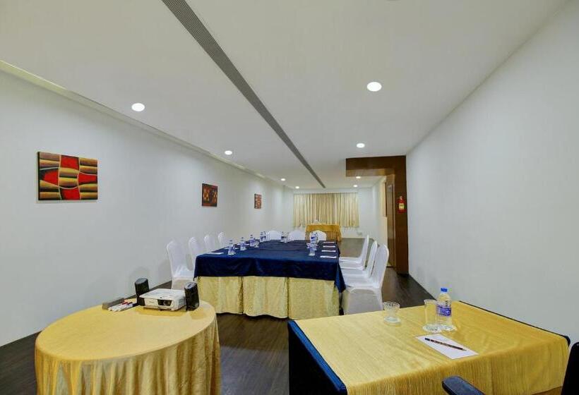 호텔 Monarch Luxur Infantry Road