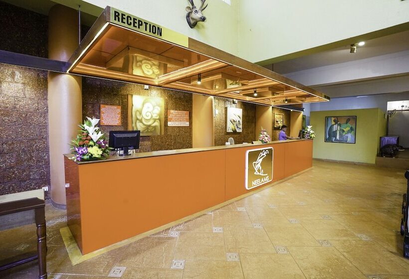 호텔 Neelams The Grand