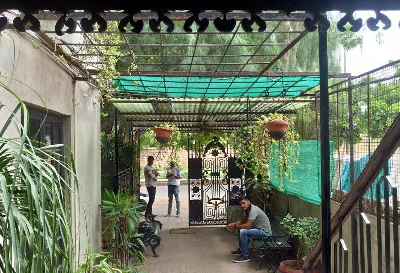 Отель Newtons Manor