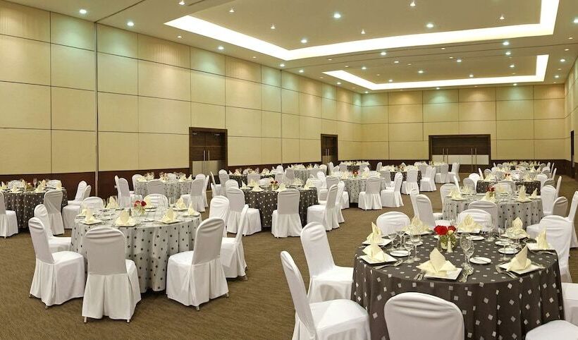 Отель NH Collection México City Airport T2