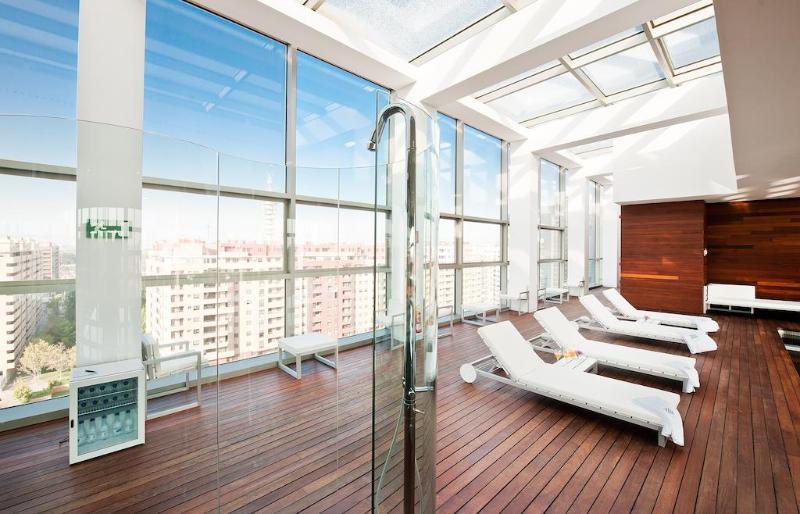 هتل Reina Petronila