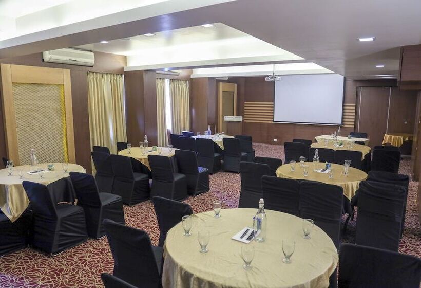 בית מלון כפרי Royal Orchid Golden Suites Pune