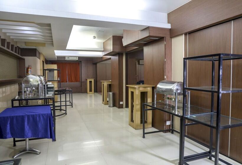 בית מלון כפרי Royal Orchid Golden Suites Pune