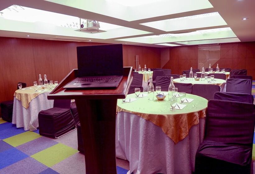 בית מלון כפרי Royal Orchid Golden Suites Pune